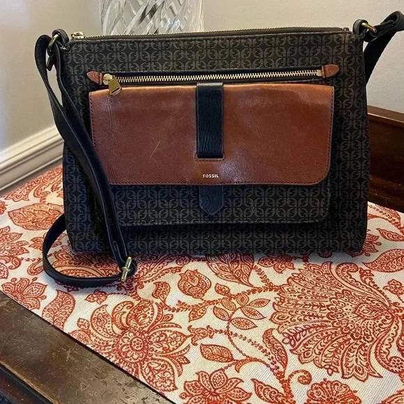 Fossil Kinley Dark Brown crossbody bag with key - Picture 1 of 8